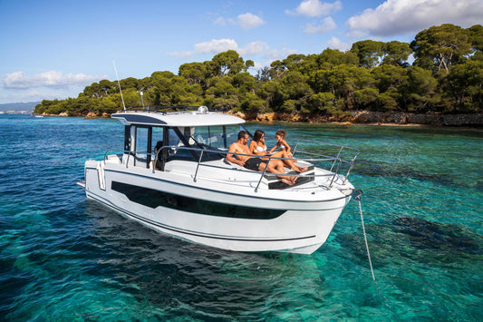 Bali: Full-Day Private Yacht – Snorkel Manta, Land Tour & Beach Club