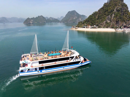 La Casta Luxury Day Cruise: Ha Long Bay with Sung Sot & Ti Top