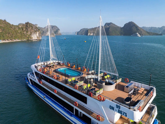 La Casta Luxury Day Cruise: Ha Long Bay with Sung Sot & Ti Top
